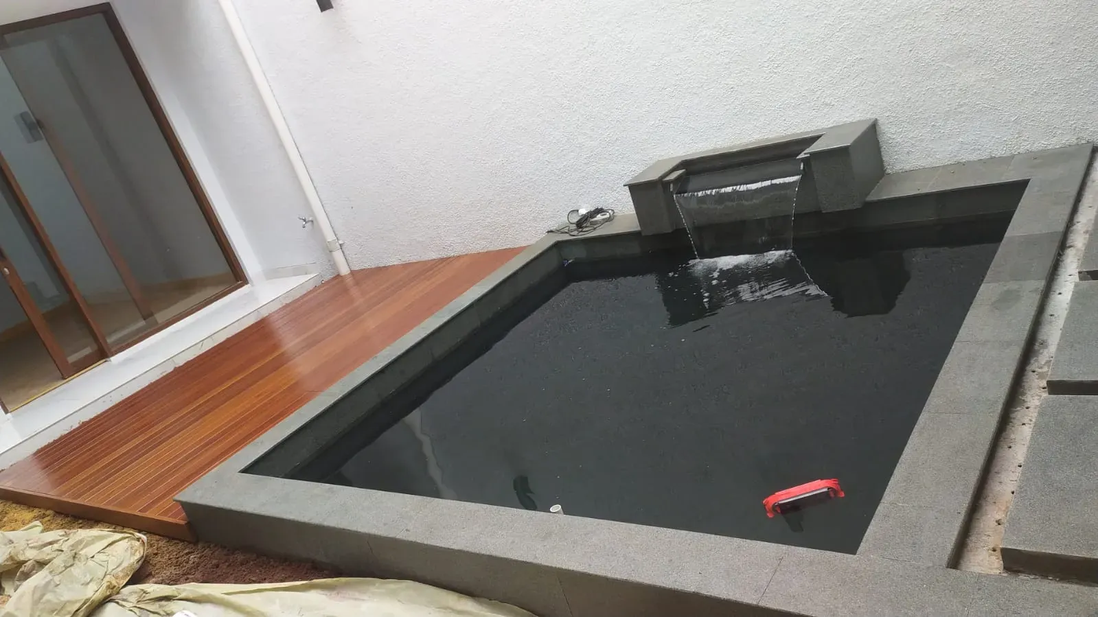 Jasa Pembuatan Kolam Ikan Minimalis Modern | Desain Elegan untuk Rumah & Taman